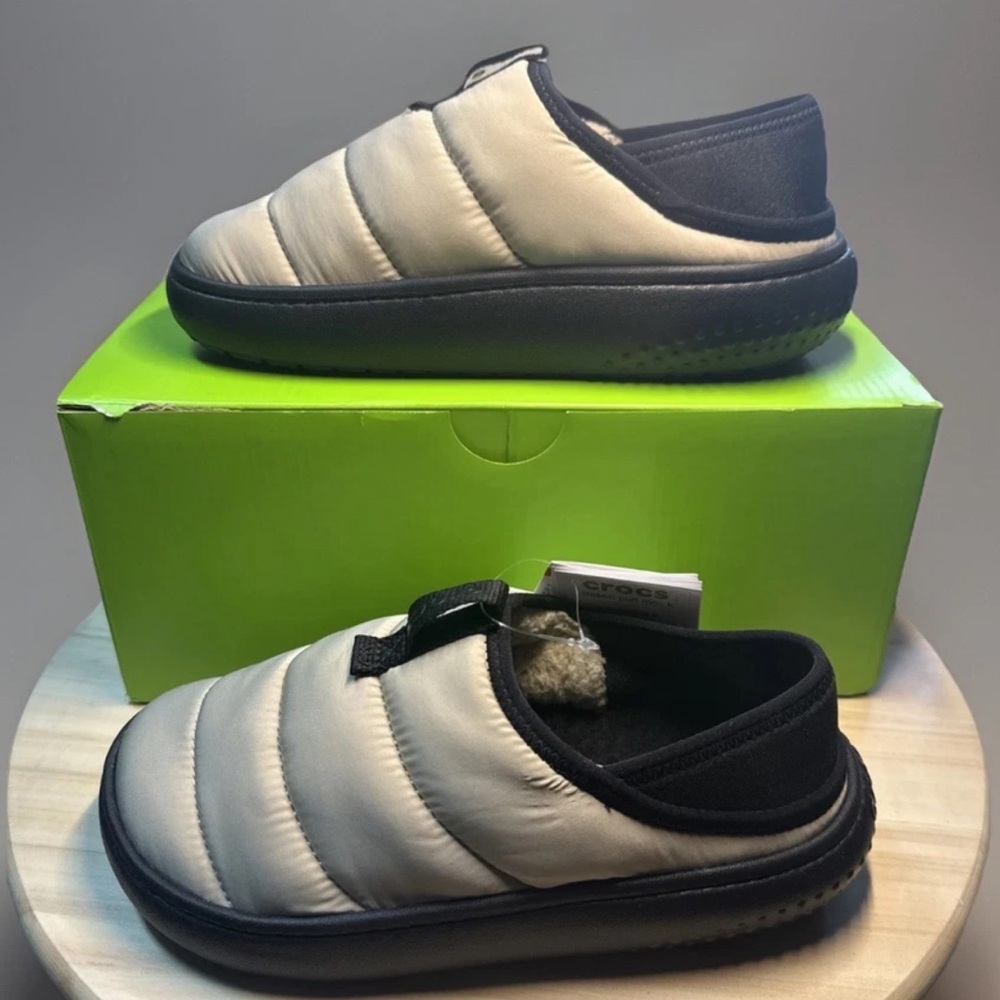 Crocs Unisex Classic Puff Moc Black beige Size J4 Kids/6 Women’s